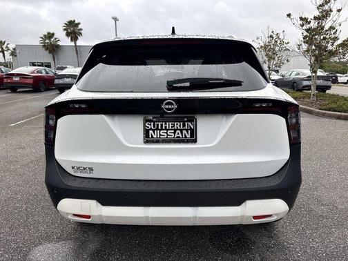 2t Wht Blk Roof 2026 Nissan Kicks SV