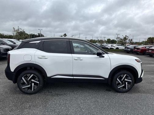 2t Wht Blk Roof 2026 Nissan Kicks SV