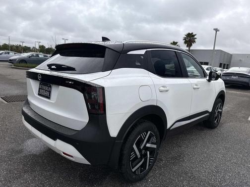 2t Wht Blk Roof 2026 Nissan Kicks SV