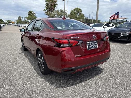 Scarlet Ember 2025 Nissan Versa 1.6 SV