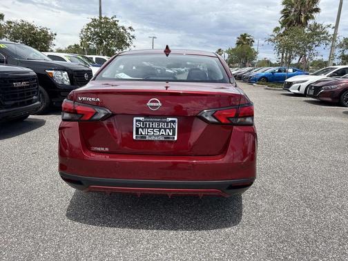 Scarlet Ember 2025 Nissan Versa 1.6 SV