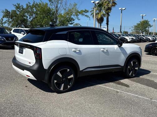 2t Wht Blk Roof 2026 Nissan Kicks SR