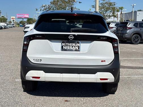 2t Wht Blk Roof 2026 Nissan Kicks SR