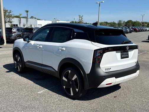 2t Wht Blk Roof 2026 Nissan Kicks SR