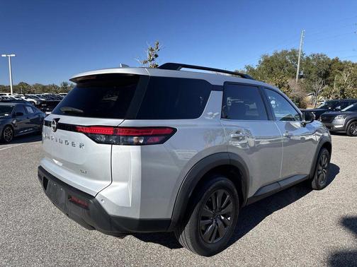 2024 Nissan Pathfinder SV