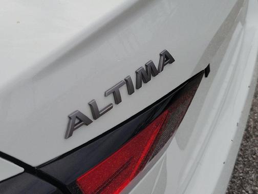 Glacier White 2025 Nissan Altima SV