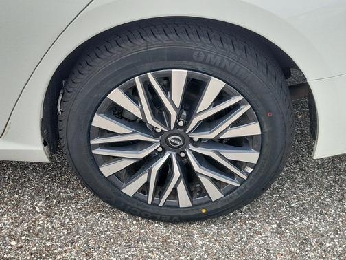 Glacier White 2025 Nissan Altima SV