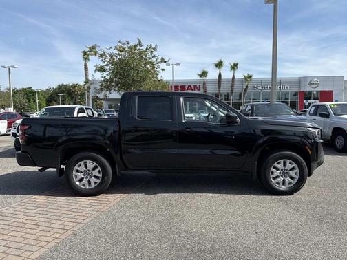 Black 2022 Nissan Frontier SV