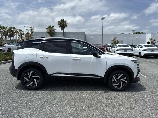 2t Wht Blk Roof 2026 Nissan Kicks SV