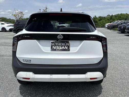2t Wht Blk Roof 2026 Nissan Kicks SV