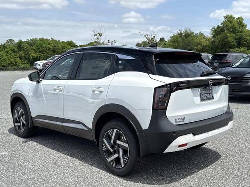 2t Wht Blk Roof 2026 Nissan Kicks SV