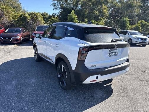 2t Wht Blk Roof 2026 Nissan Kicks SR