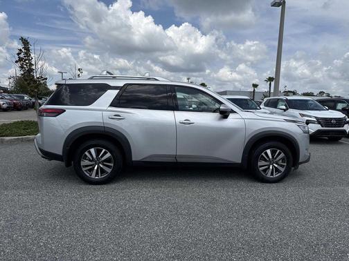 Brilliant Silver Metallic 2024 Nissan Pathfinder SL