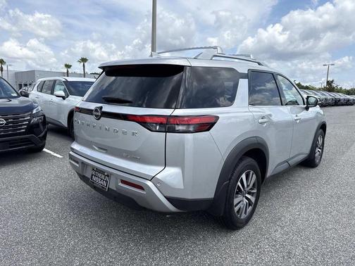 Brilliant Silver Metallic 2024 Nissan Pathfinder SL
