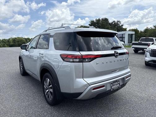 Brilliant Silver Metallic 2024 Nissan Pathfinder SL