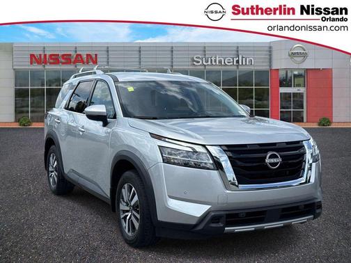 Brilliant Silver Metallic 2024 Nissan Pathfinder SL