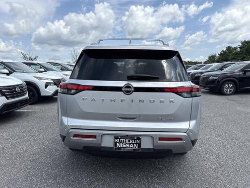 Brilliant Silver Metallic 2024 Nissan Pathfinder SL