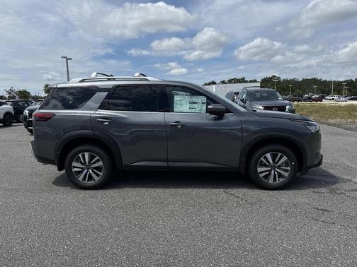 2025 Nissan Pathfinder SL