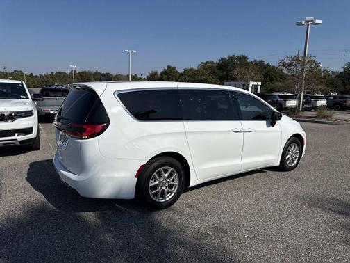 2024 Chrysler Pacifica Touring