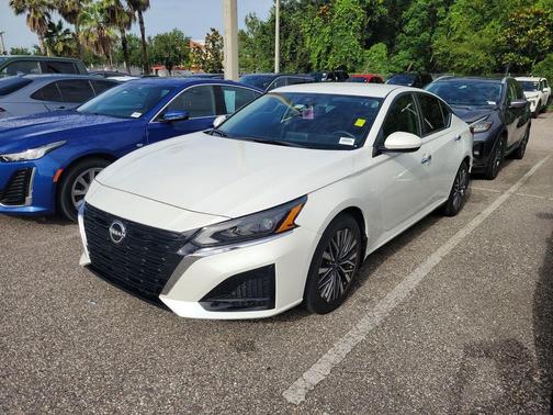 White 2023 Nissan Altima 2.5 SV