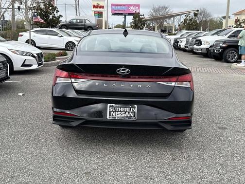 2022 Hyundai ELANTRA SEL