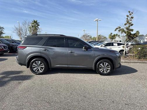 2022 Nissan Pathfinder SV