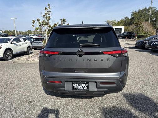 2022 Nissan Pathfinder SV