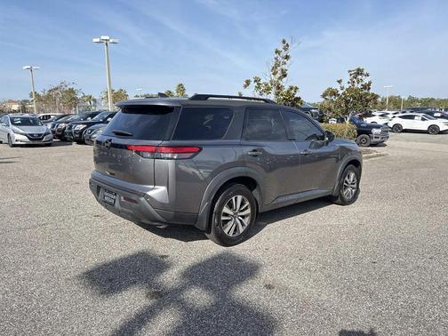 2022 Nissan Pathfinder SV