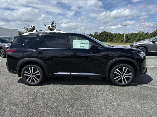 2025 Nissan Pathfinder Platinum