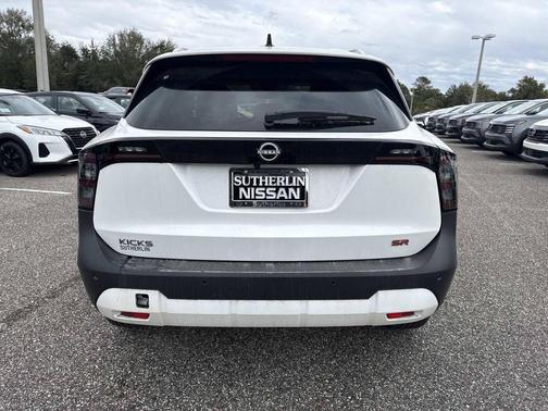 Aspen White Tri 2026 Nissan Kicks SR