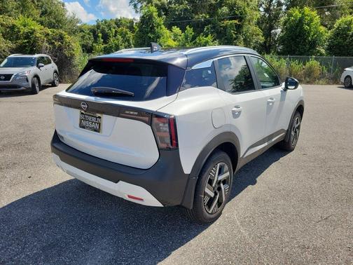 2t Wht Blk Roof 2027 Nissan Kicks SV
