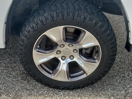Bright White Clearcoat 2020 RAM 1500 Laramie