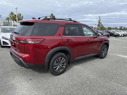 2024 Nissan Pathfinder SV