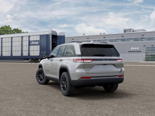 Silver Zynith 2026 Jeep Grand Cherokee Laredo