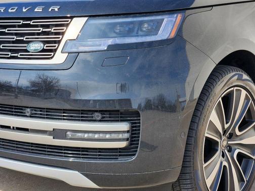 Santorini Black 2025 Land Rover Range Rover P550e SE
