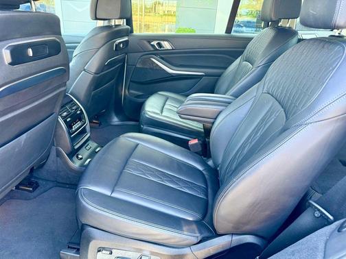 Mineral White Metallic 2023 BMW X7 xDrive40i