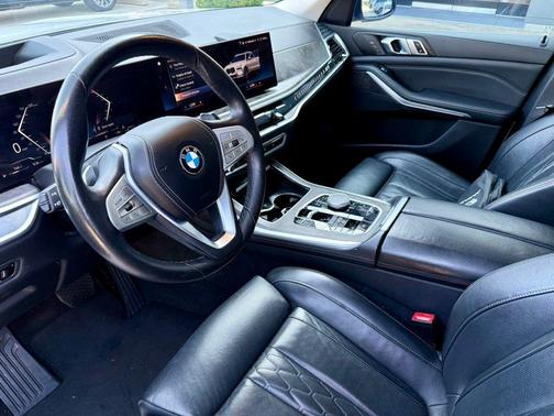 Mineral White Metallic 2023 BMW X7 xDrive40i