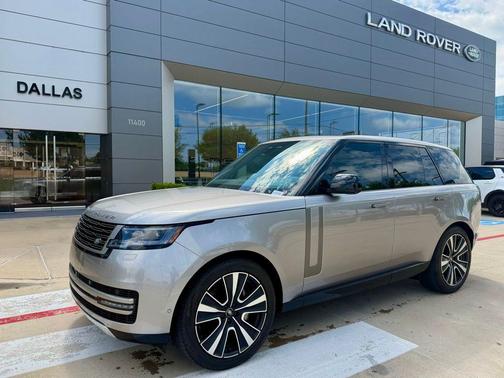 Flux Silver In Gloss Finish 2024 Land Rover Range Rover P400 SE