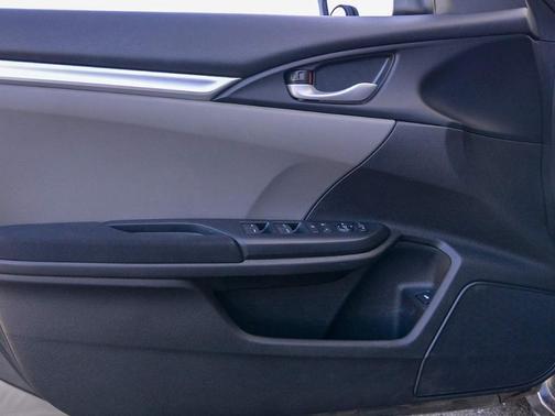 Photo 5 of 13 of 2017 Honda Civic LX
