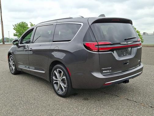 Granite Crystal Metallic Clearcoat - PAU 2022 Chrysler Pacifica L