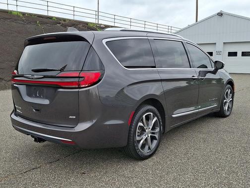 Granite Crystal Metallic Clearcoat - PAU 2022 Chrysler Pacifica L