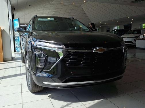 Mosaic Black Metallic 2026 Chevrolet Trax LT