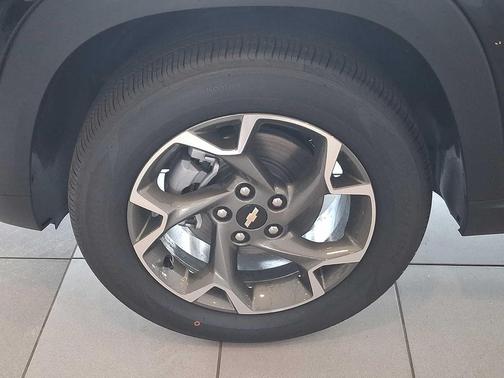 Mosaic Black Metallic 2026 Chevrolet Trax LT