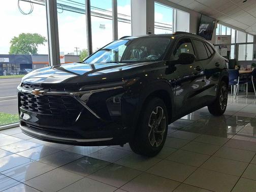 Mosaic Black Metallic 2026 Chevrolet Trax LT