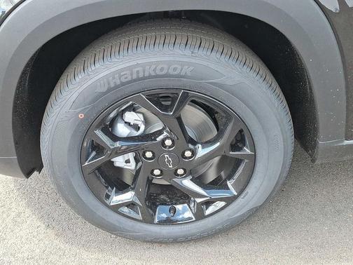 Mosaic Black Metallic 2026 Chevrolet Trax LT