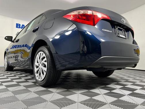 Photo 5 of 38 of 2019 Toyota Corolla LE