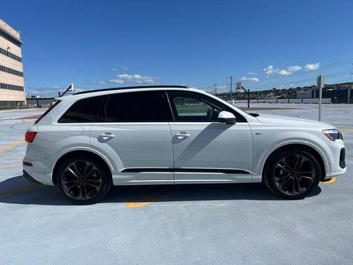 Glacier White Metallic 2026 Audi Q7 55 Premium Plus