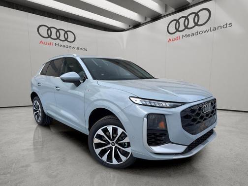 Arrow Gray Pearl Effect 2026 Audi Q3 S line
