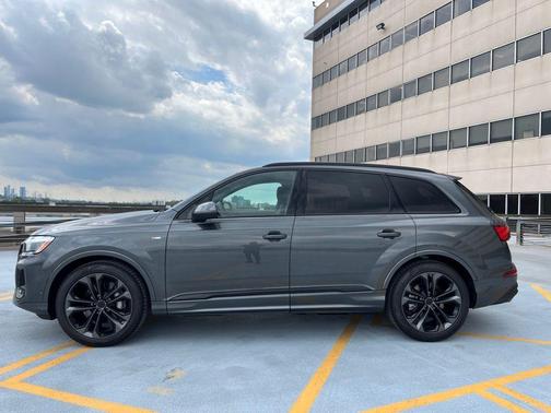 Daytona Gray Pearl Effect 2026 Audi Q7 55 Premium Plus