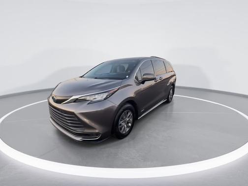 2021 Toyota Sienna LE 8 Passenger